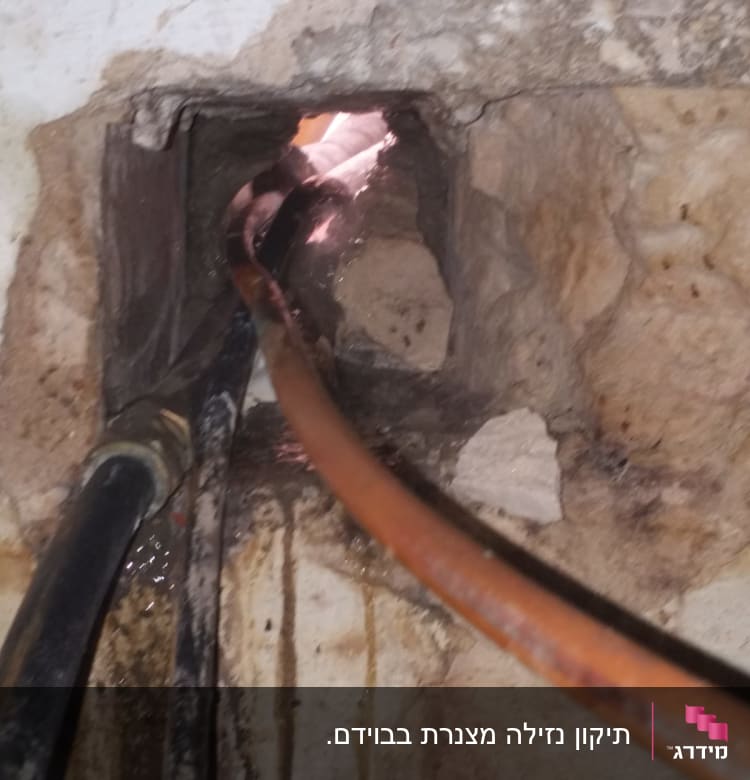 צינורות מים בתוך קיר עם נזילה